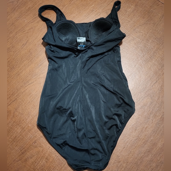 Catalina Elegant Black Swimwear - Picture 6 of 6